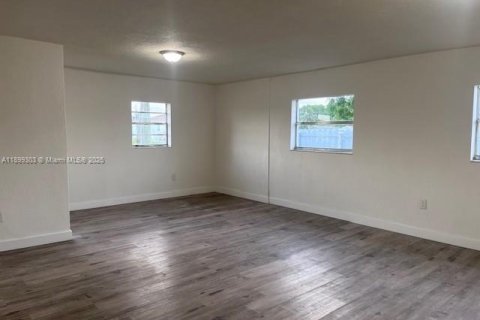 House in Miami, Florida 3 bedrooms № 1952343 - photo 2