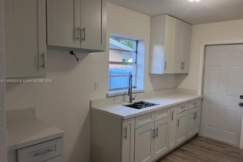 House in Miami, Florida 3 bedrooms № 1952343 - photo 23