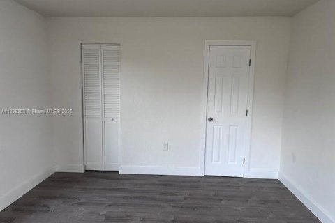 House in Miami, Florida 3 bedrooms № 1952343 - photo 8