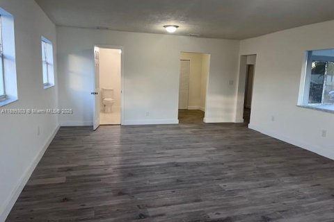House in Miami, Florida 3 bedrooms № 1952343 - photo 6