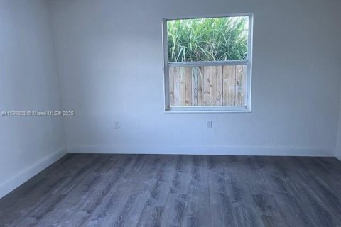 House in Miami, Florida 3 bedrooms № 1952343 - photo 7