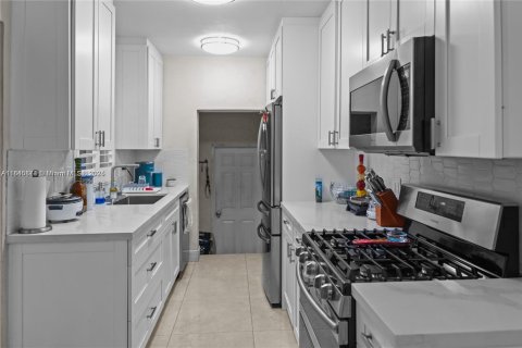 Casa en venta en Hialeah, Florida, 4 dormitorios, 117.06 m2 № 1988620 - foto 9