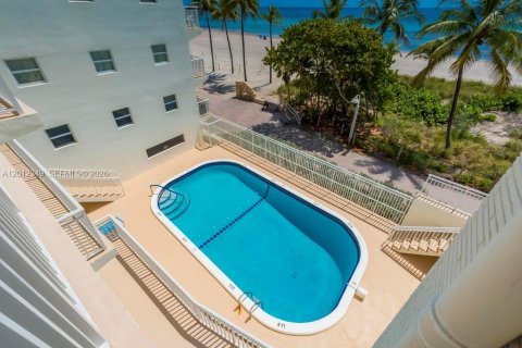 Condo in Hollywood, Florida, 1 bedroom  № 2243291 - photo 18