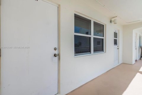 Condo in Hollywood, Florida, 1 bedroom  № 2243291 - photo 28