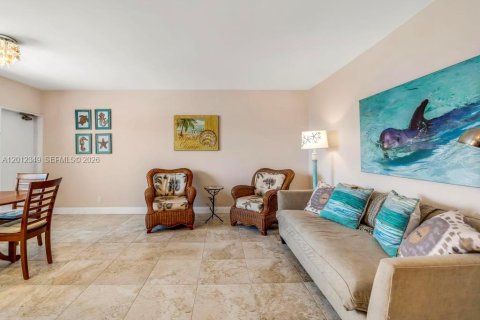 Condo in Hollywood, Florida, 1 bedroom  № 2243291 - photo 12