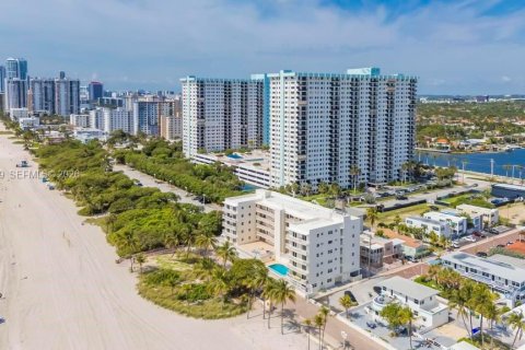 Condo in Hollywood, Florida, 1 bedroom  № 2243291 - photo 24
