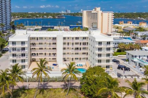 Condo in Hollywood, Florida, 1 bedroom  № 2243291 - photo 27