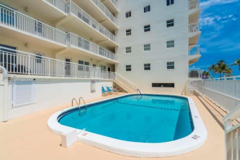 Condo in Hollywood, Florida, 1 bedroom  № 2243291 - photo 29