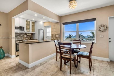 Condo in Hollywood, Florida, 1 bedroom  № 2243291 - photo 6