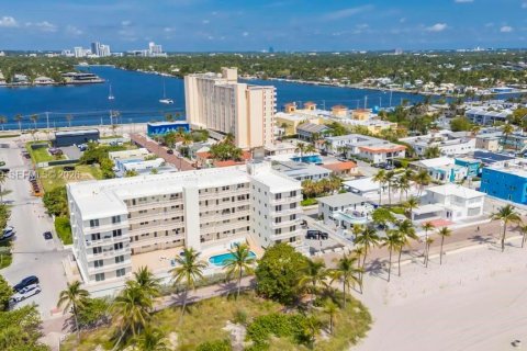 Condo in Hollywood, Florida, 1 bedroom  № 2243291 - photo 25
