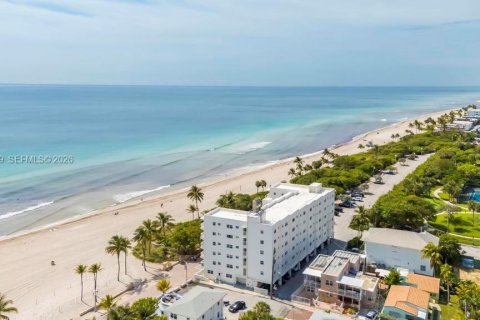 Condo in Hollywood, Florida, 1 bedroom  № 2243291 - photo 23