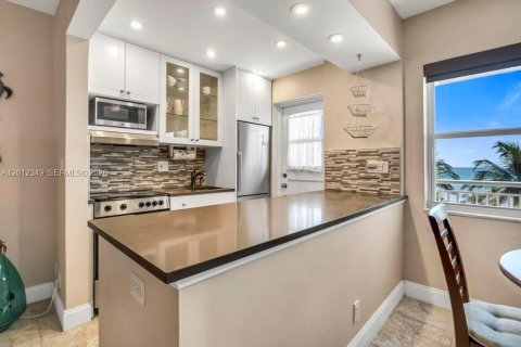 Condo in Hollywood, Florida, 1 bedroom  № 2243291 - photo 3