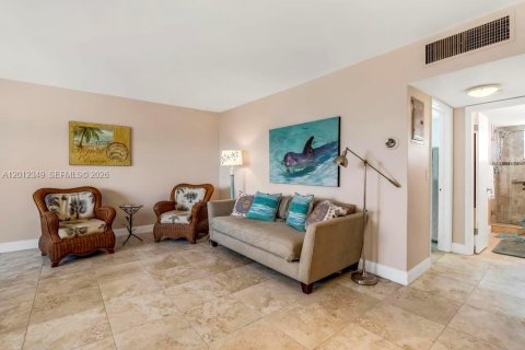 Condo in Hollywood, Florida, 1 bedroom  № 2243291 - photo 11