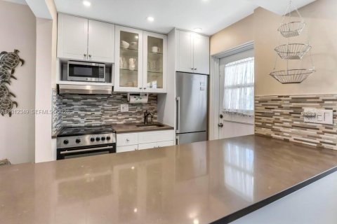 Condo in Hollywood, Florida, 1 bedroom  № 2243291 - photo 4