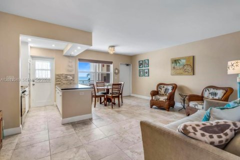 Condo in Hollywood, Florida, 1 bedroom  № 2243291 - photo 10