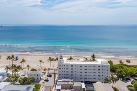 Condo in Hollywood, Florida, 1 bedroom  № 2243291 - photo 2