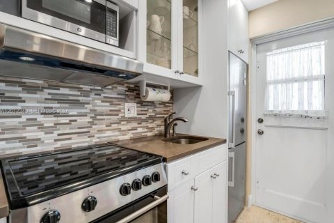 Condo in Hollywood, Florida, 1 bedroom  № 2243291 - photo 5