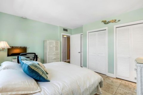 Condo in Hollywood, Florida, 1 bedroom  № 2243291 - photo 15