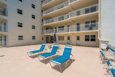 Condo in Hollywood, Florida, 1 bedroom  № 2243291 - photo 30