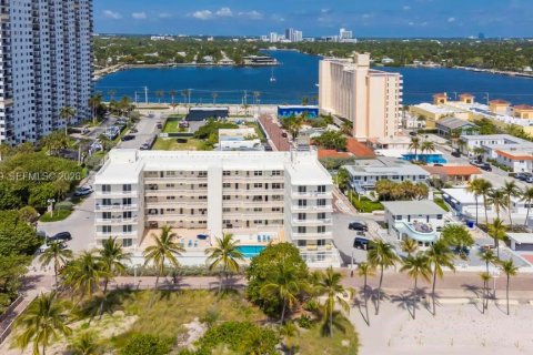 Condo in Hollywood, Florida, 1 bedroom  № 2243291 - photo 26