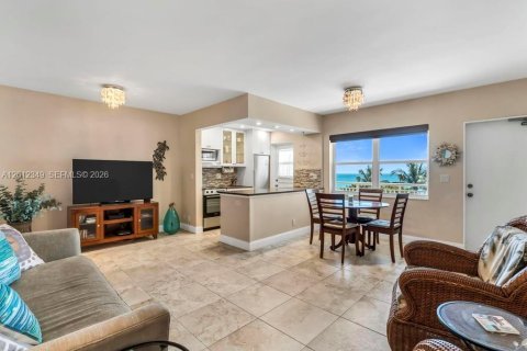 Condo in Hollywood, Florida, 1 bedroom  № 2243291 - photo 9
