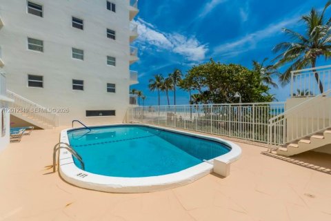 Condo in Hollywood, Florida, 1 bedroom  № 2243291 - photo 20