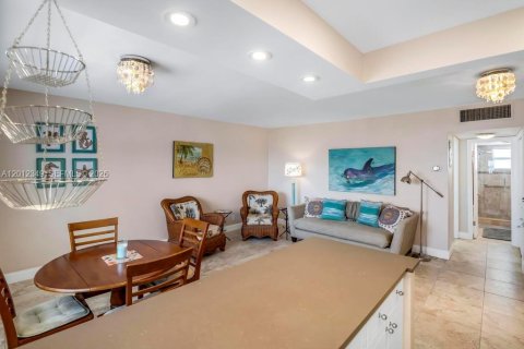 Condo in Hollywood, Florida, 1 bedroom  № 2243291 - photo 7