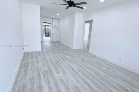 Propiedad comercial en venta en Boynton Beach, Florida, 145.48 m2 № 1995920 - foto 7