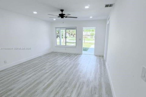 Propiedad comercial en venta en Boynton Beach, Florida, 145.48 m2 № 1995920 - foto 9