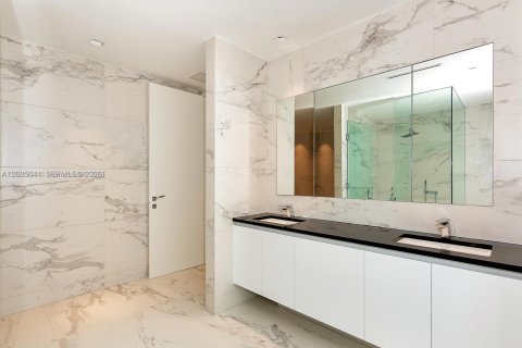 Condominio en venta en Miami, Florida, 4 dormitorios, 441.75 m2 № 2084910 - foto 22