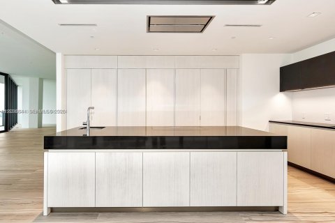 Condominio en venta en Miami, Florida, 4 dormitorios, 441.75 m2 № 2084910 - foto 10