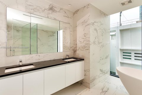 Condominio en venta en Miami, Florida, 4 dormitorios, 441.75 m2 № 2084910 - foto 20