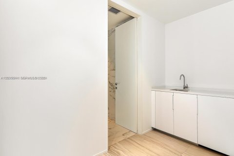 Condominio en venta en Miami, Florida, 4 dormitorios, 441.75 m2 № 2084910 - foto 17