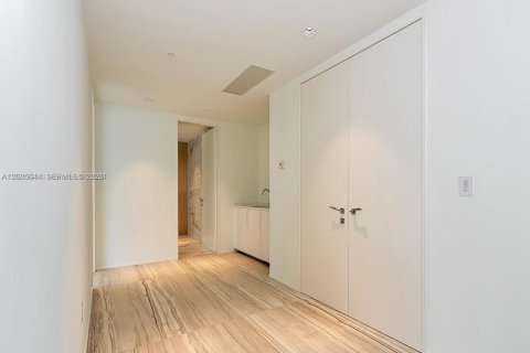 Condominio en venta en Miami, Florida, 4 dormitorios, 441.75 m2 № 2084910 - foto 16