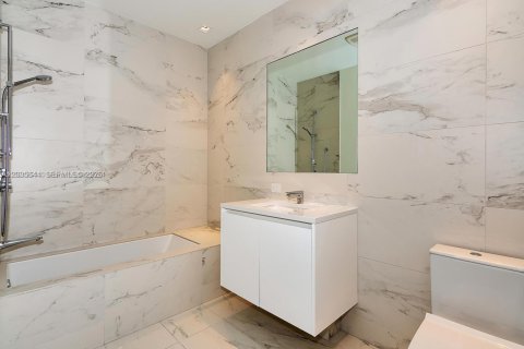 Condominio en venta en Miami, Florida, 4 dormitorios, 441.75 m2 № 2084910 - foto 24