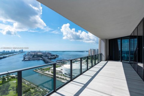 Condominio en venta en Miami, Florida, 4 dormitorios, 441.75 m2 № 2084910 - foto 2