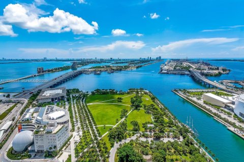 Condominio en venta en Miami, Florida, 4 dormitorios, 441.75 m2 № 2084910 - foto 3