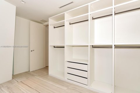 Condominio en venta en Miami, Florida, 4 dormitorios, 441.75 m2 № 2084910 - foto 19
