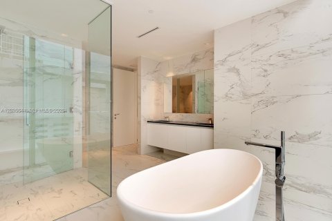 Condominio en venta en Miami, Florida, 4 dormitorios, 441.75 m2 № 2084910 - foto 21