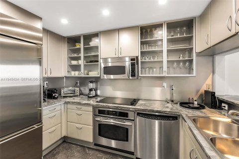 Condo in Miami Beach, Florida, 2 bedrooms № 2177869 - photo 6