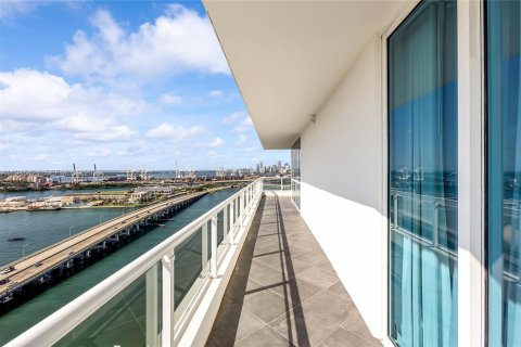 Condo in Miami Beach, Florida, 2 bedrooms № 2177869 - photo 12