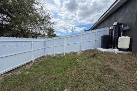 Villa ou maison à louer à Lehigh Acres, Floride: 3 chambres, 185.8 m2 № 2047844 - photo 3