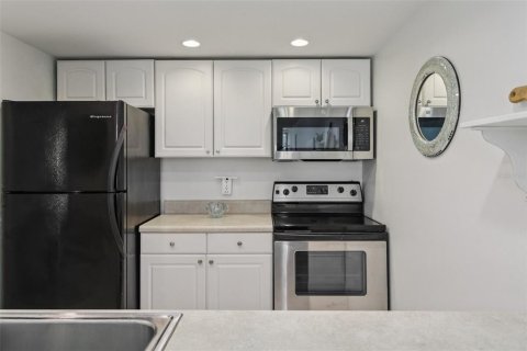 Condo in Largo, Florida, 1 bedroom  № 1851143 - photo 8