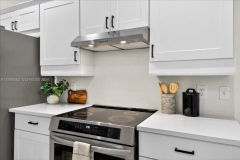 House in Gainesville, Florida 3 bedrooms, 219.99 sq.m. № 2048290 - photo 16