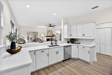 House in Gainesville, Florida 3 bedrooms, 219.99 sq.m. № 2048290 - photo 13