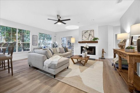 House in Gainesville, Florida 3 bedrooms, 219.99 sq.m. № 2048290 - photo 8