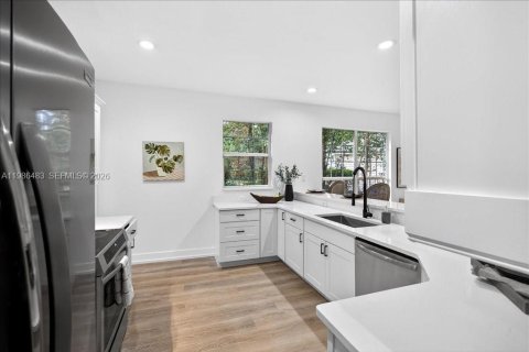 House in Gainesville, Florida 3 bedrooms, 219.99 sq.m. № 2048290 - photo 14