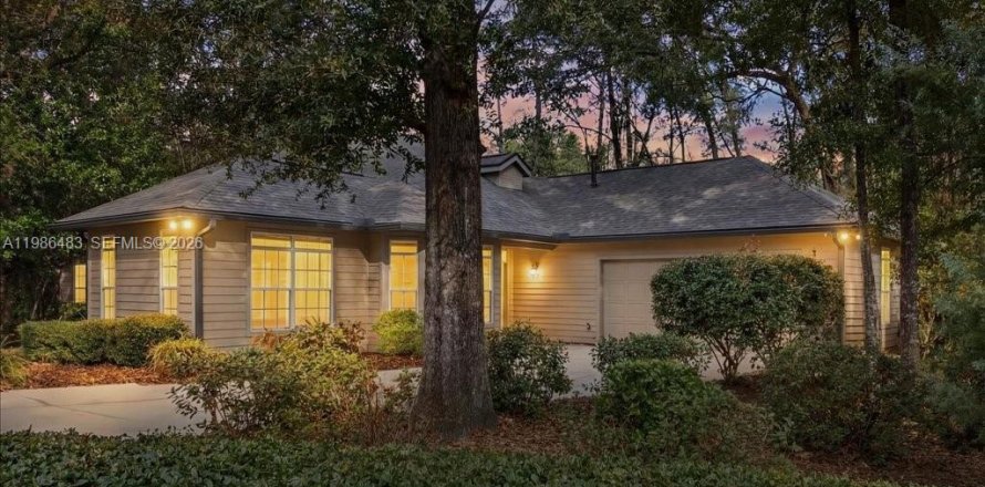 House in Gainesville, Florida 3 bedrooms, 219.99 sq.m. № 2048290