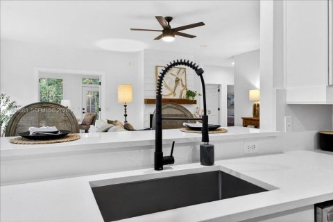 House in Gainesville, Florida 3 bedrooms, 219.99 sq.m. № 2048290 - photo 15