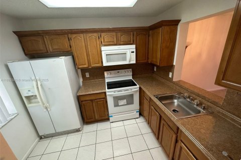 Copropriété à louer à Miramar, Floride: 2 chambres, 77.29 m2 № 1946378 - photo 2